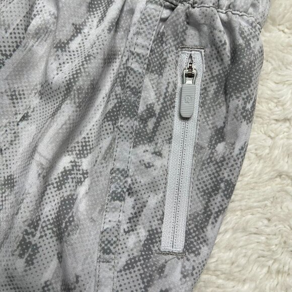 Lululemon #LW7AQQS Women's Grey White Track That Mid-Rise Shorts Size 4 - Picture 5 of 6